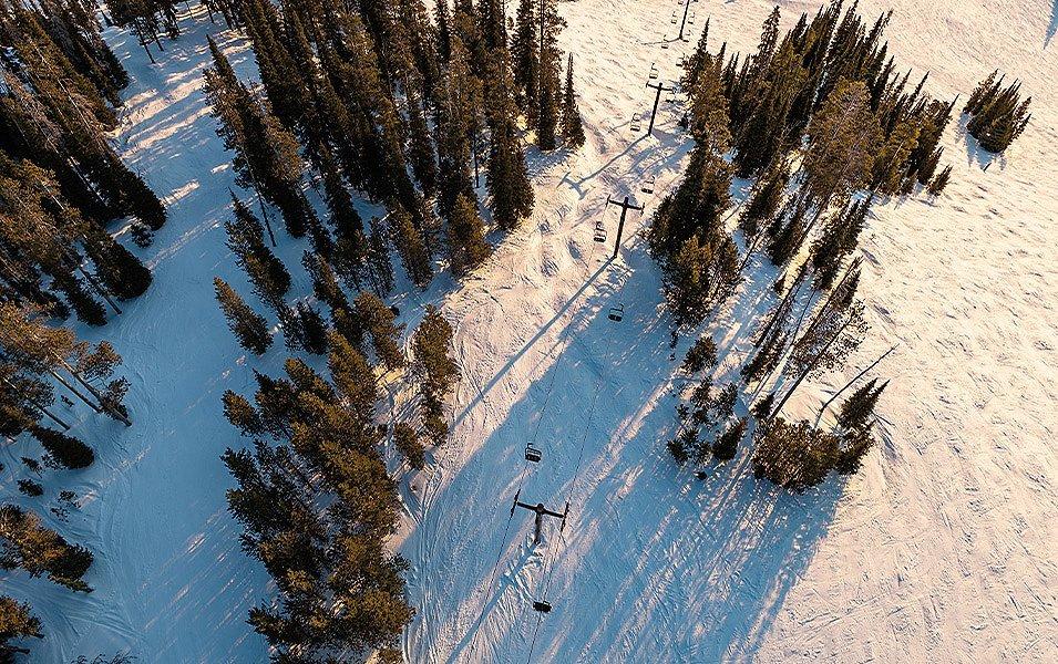 prise de vue du dessus d'une piste de ski et d'un télésiège.
