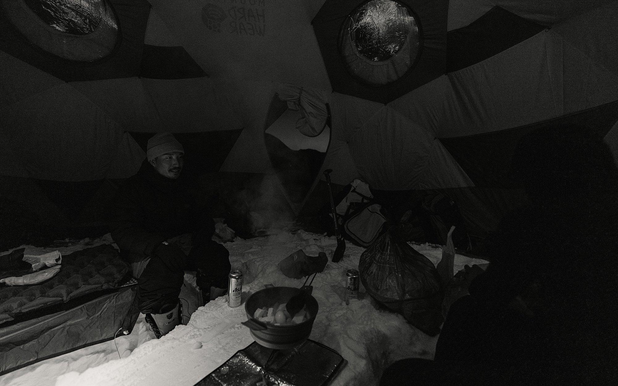 Dinnertime inside a snow-packed Stronghold; Daisuke and Keisuke await for their ramen to be ready while having drinks.