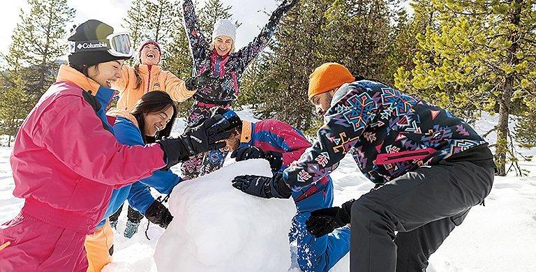 Learn more about Après-Ski, what to wear, and which type of après party best suits your style.