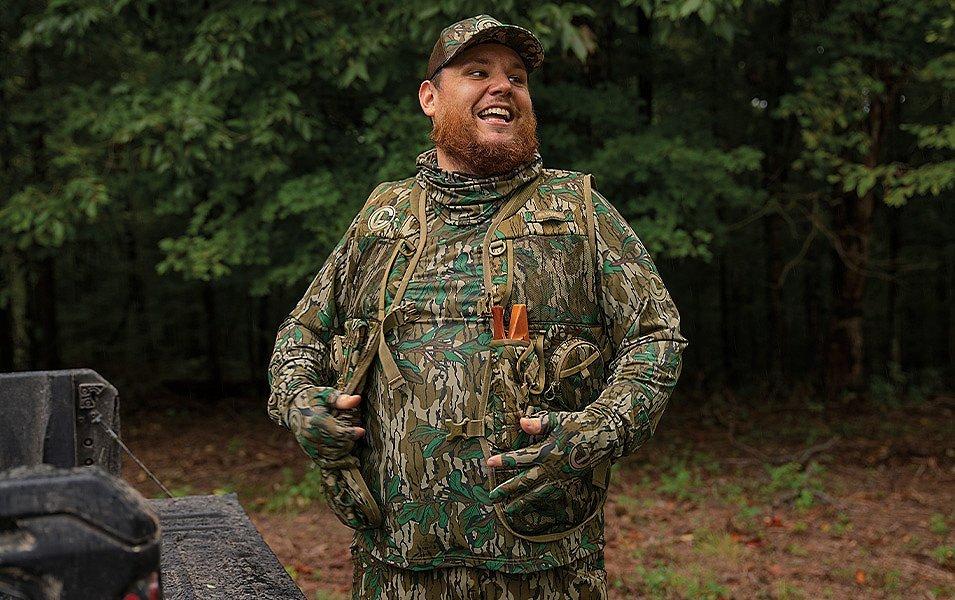 Luke Combs, dons the Columbia Luke Combs Turkey Hunting Vest with its purpose-built pockets, paired with the Collection’s hoody, neck gaiter, pants and ball. The Mossy Oak Greenleaf camo print helps Combs blend into the surroundings.
