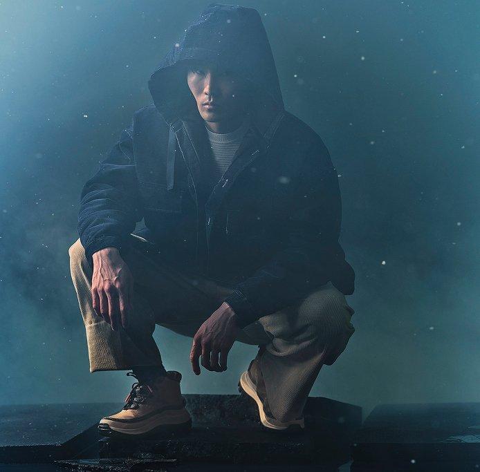 sorel man kneeling in tan callsign sneakers