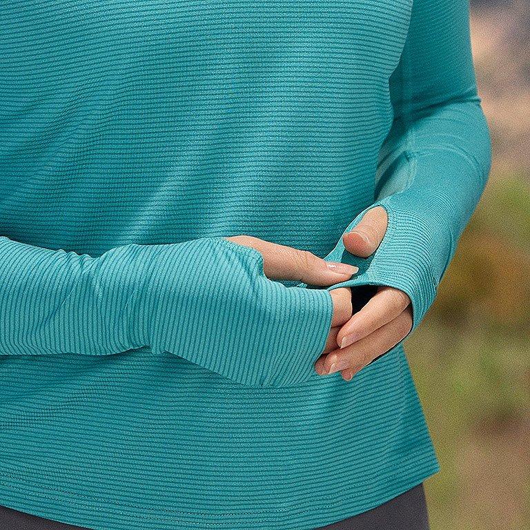 Close up shot of the thumbhole sleeves