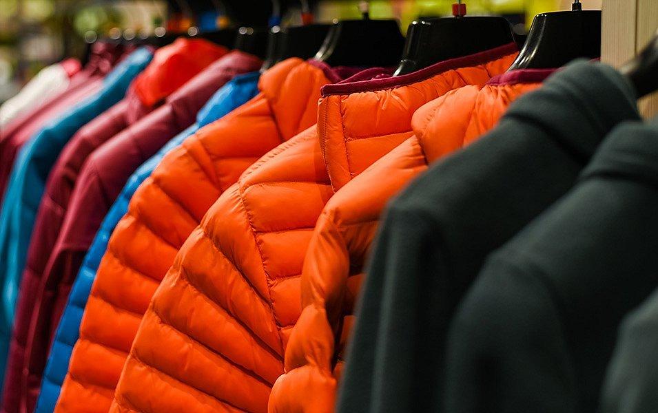 Rack de vestes Columbia Sportswear de différentes couleurs et styles.