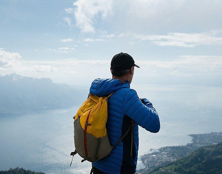 Mike Horn hiking with the Tandem Trail™ 22L Backpack