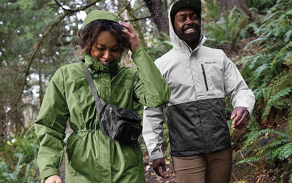 homme et femme dans une forêt portant des vestes Columbia Sportswear résistantes à l'eau.