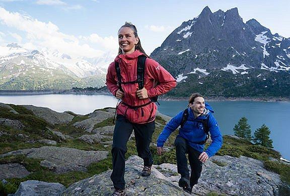 Personas explorando al aire libre con ropa Columbia