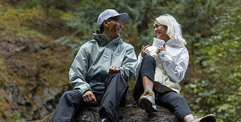 If you’re wondering how to choose between hiking pants and leggings, read our easy guide to help you make the right decision.