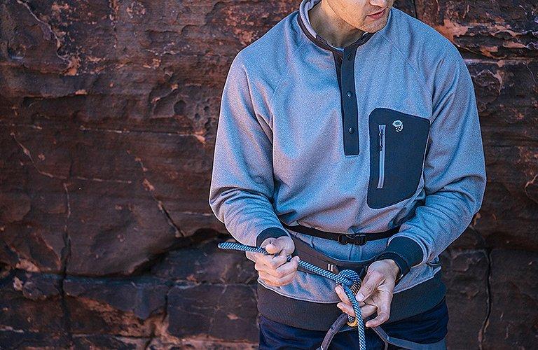 Climber belaying wearing the Men's Norse Peak™ 1/2 Zip 